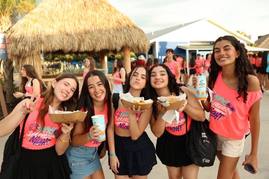 Adolescentes da turma com lanches em mãos durante a Happy Summer