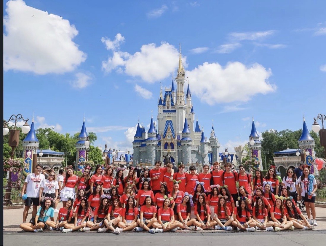 Turma completa da Papagaios Teen reunida em frente ao castelo da Cinderela