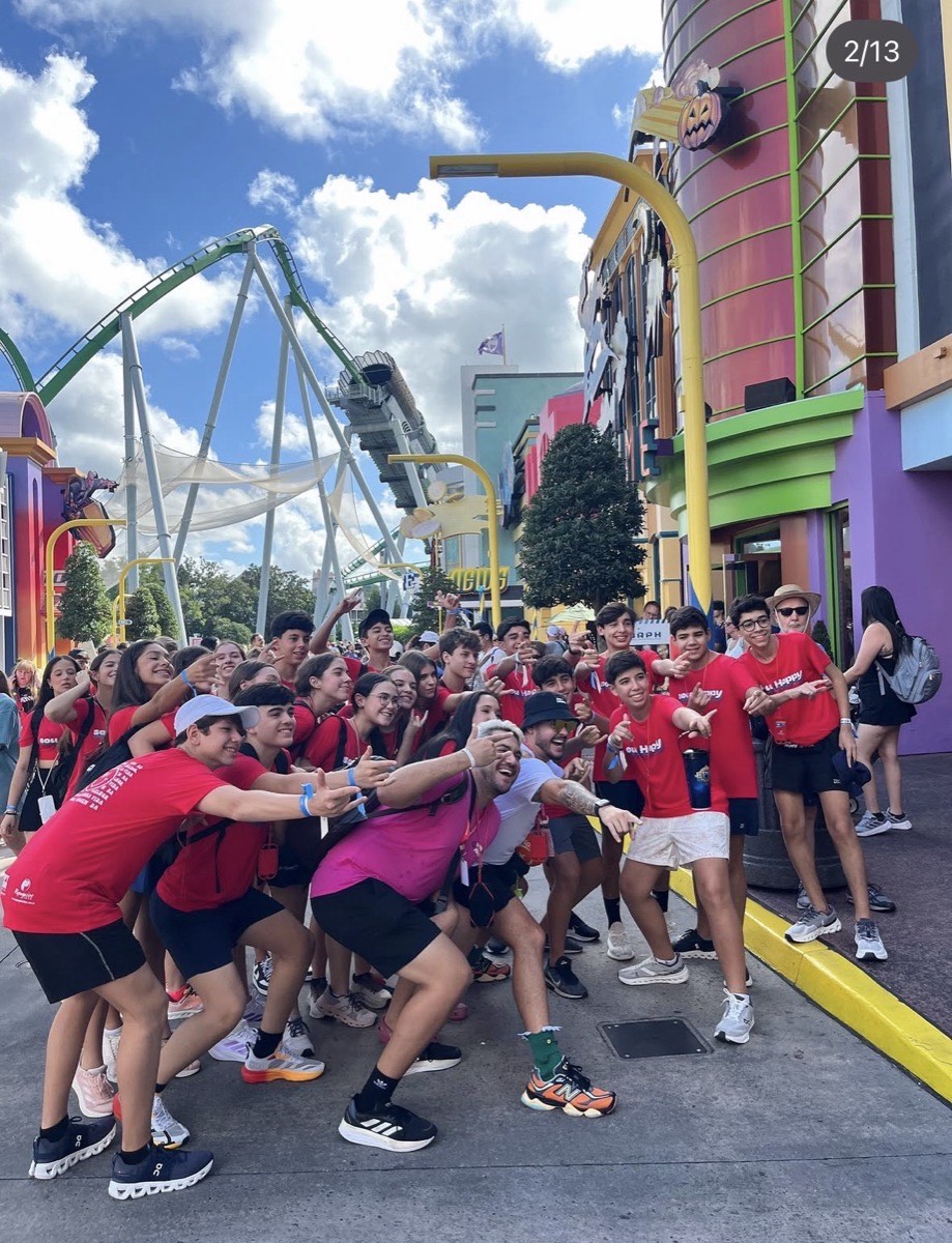 Turma da Papagaios Teen com o monitor na Universal Studios